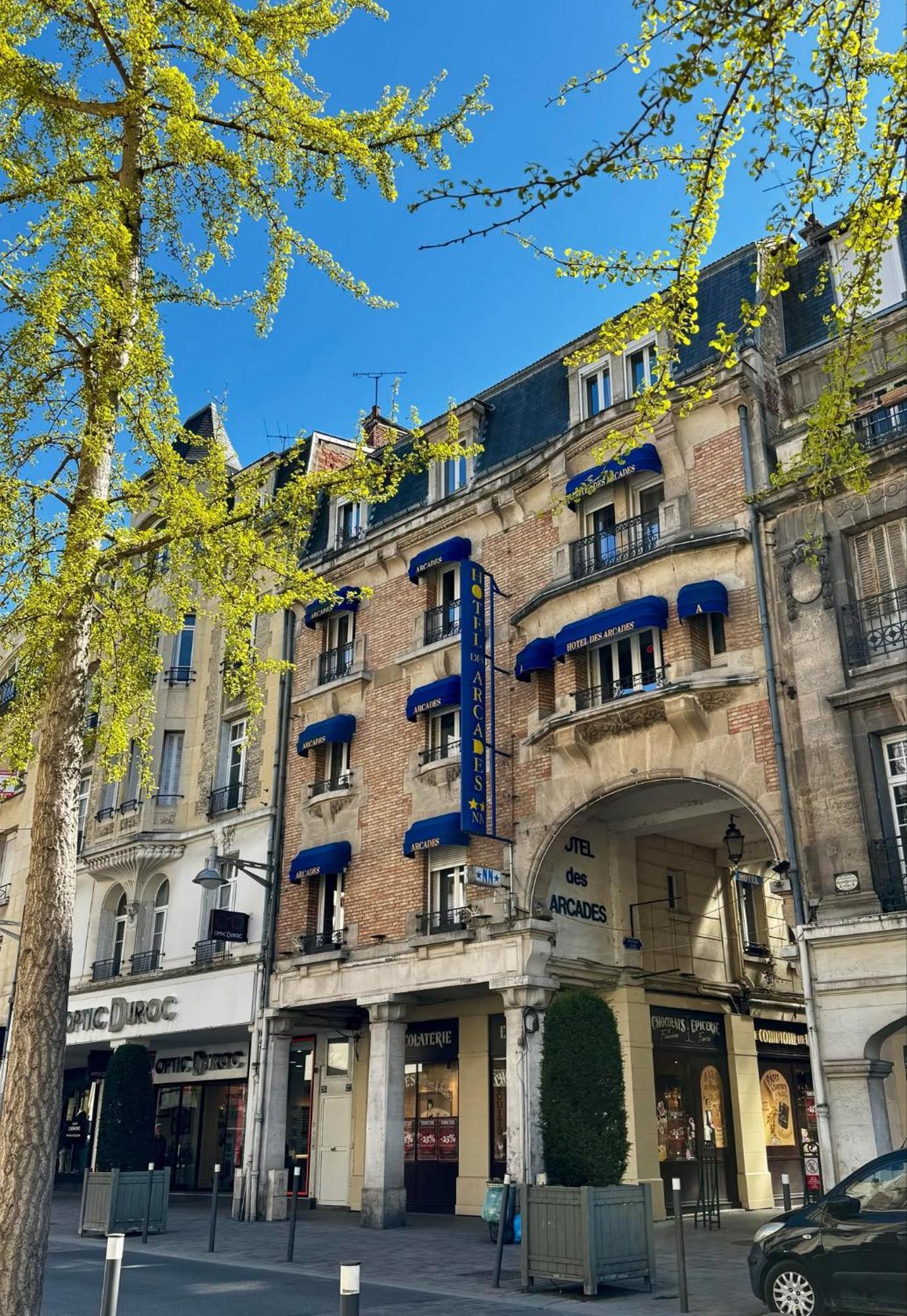 Hotel Des Arcades Реймс Экстерьер фото